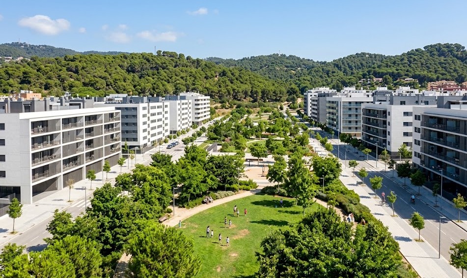 Vistas de las calles residenciales, zonas verdes de Collserola y viviendas modernas en Mas Lluí